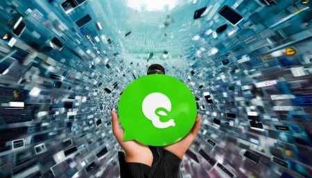 而且你想想，微信的用户量有多大？超过13亿活跃用户！几乎人人都在用。这意味着什么？意味着只要你能把客