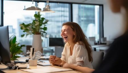 客户那边反馈也特别好。有个老客户跟我说：“你们现在回我消息特别快，而且每次都说得特别准，感觉像是专门