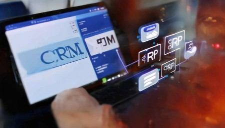 Q：和其他软件能打通吗？比如企业微信、钉钉？
A：可以。悟空CRM支持与企业微信深度集成，消息互通