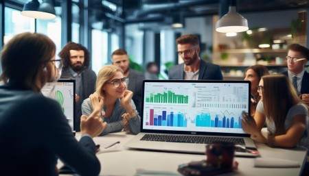 我还发现一个有意思的现象：用了CRM之后，团队的销售心态也变了。以前大家更关注“今天能不能开单”，现