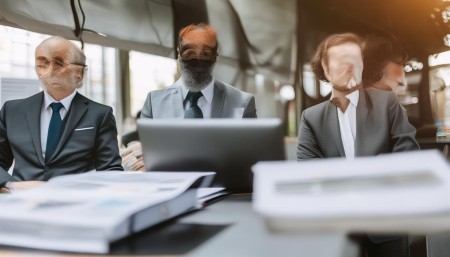 接下来就是最关键的——商机推进。每个阶段都要有明确的动作和目标。比如在“需求确认”阶段，你要做的可能