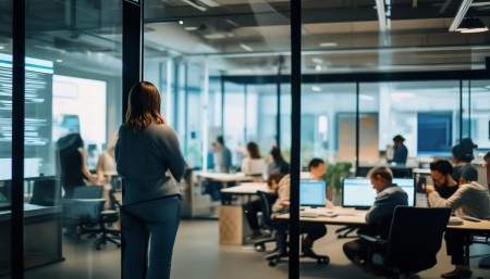 回头看看，从最初只知道OA是用来请假的，到现在能理解它和CRM如何协同作战，我自己也成长了不少。其实